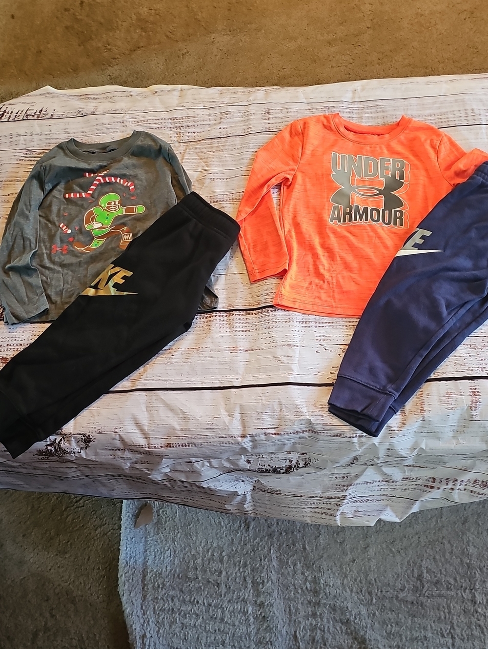 UNDER ARMOUR & NIKE BOYS 2 LOT SIZE 4 LONG SLEEVE SHIRTS  & JOGGERS EUC